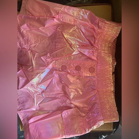 Iridescent pink shorts with elastic waist and pockets on the sides - Picture 2 of 7